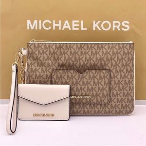 MICHAEL KORS JET SET TRAVEL LG 2 in 1
WRISTLET AND CARD CASE